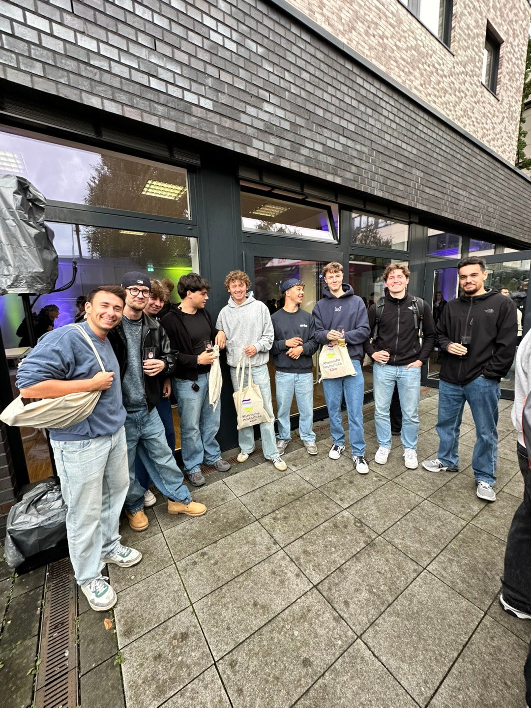Studierende auf dem Campus