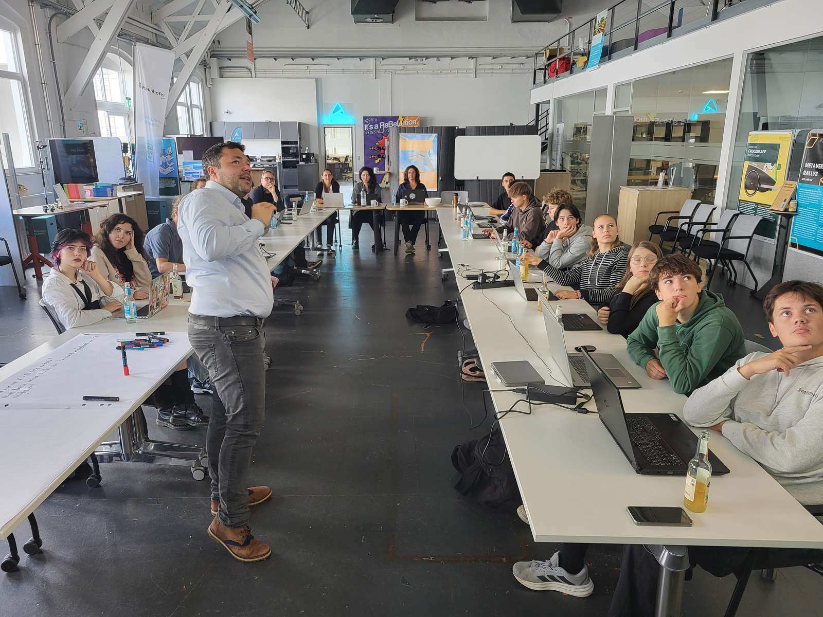 Workshops für Schüler:innen: Einblick in die Welt der KI. "Eine tolle und angenehme Veranstaltung, bei der die Teilnehmer mich durch ihr Interesse und ihre schnelle Auffassungsgabe sehr überrascht haben!", freute sich Prof. Dr. Johannes Berens, der den Workshop gemeinsam mit Prof. Dr. Beate Gleitsmann durchführte. 