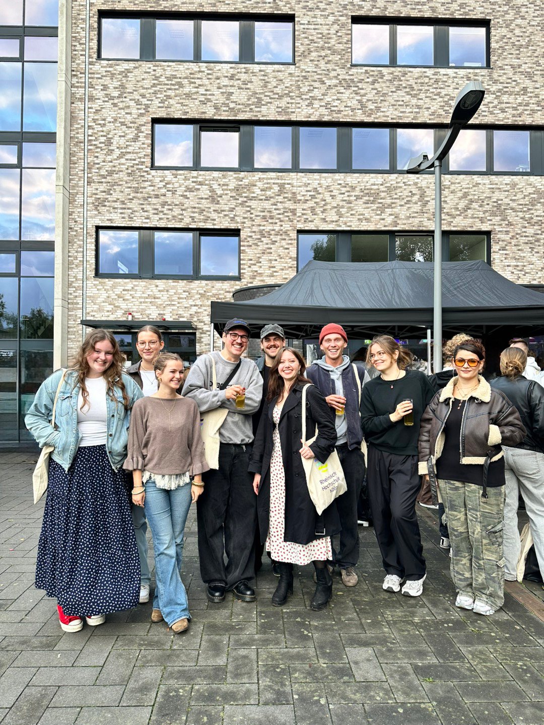 Studierende auf dem Campus