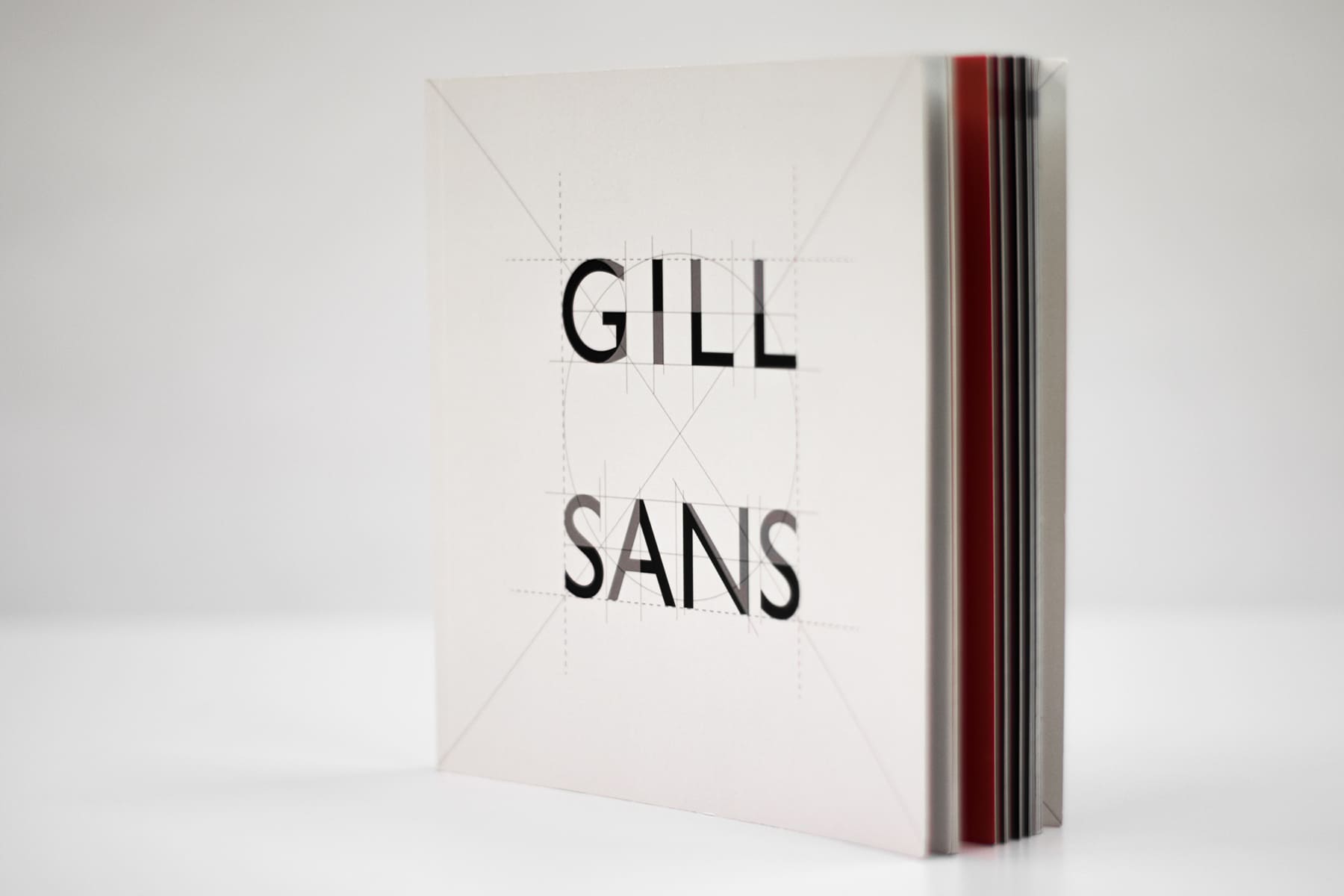 Weißes Buch mit schwarzer Schrift "Gill Sans". Weißer Hintergrund