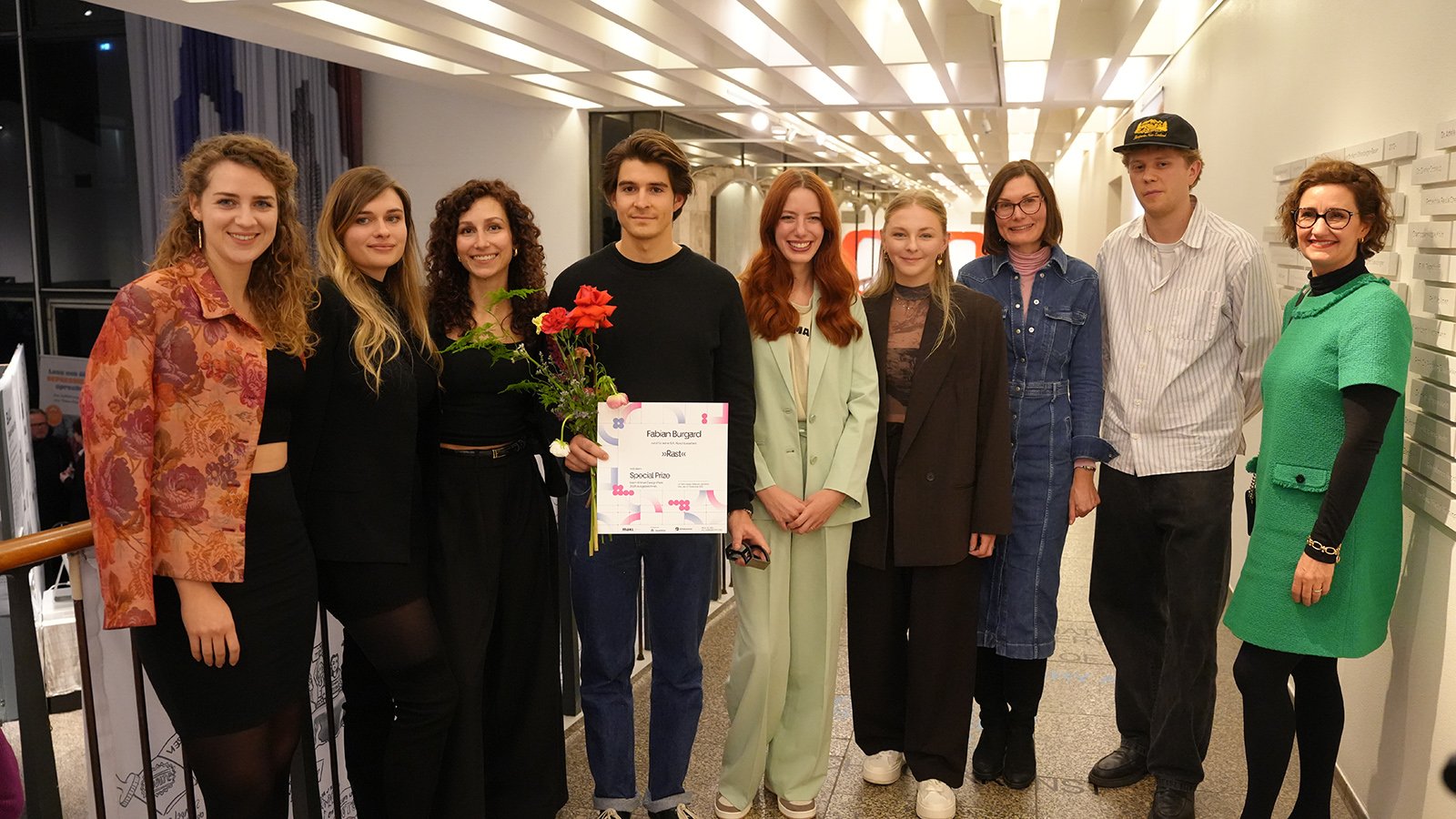 Unsere nominierten Absolventinnen und Absolventen mit Prof. Karen Nennen (dritte von rechts) und Prof. Marie-Susann Kühr (rechts).