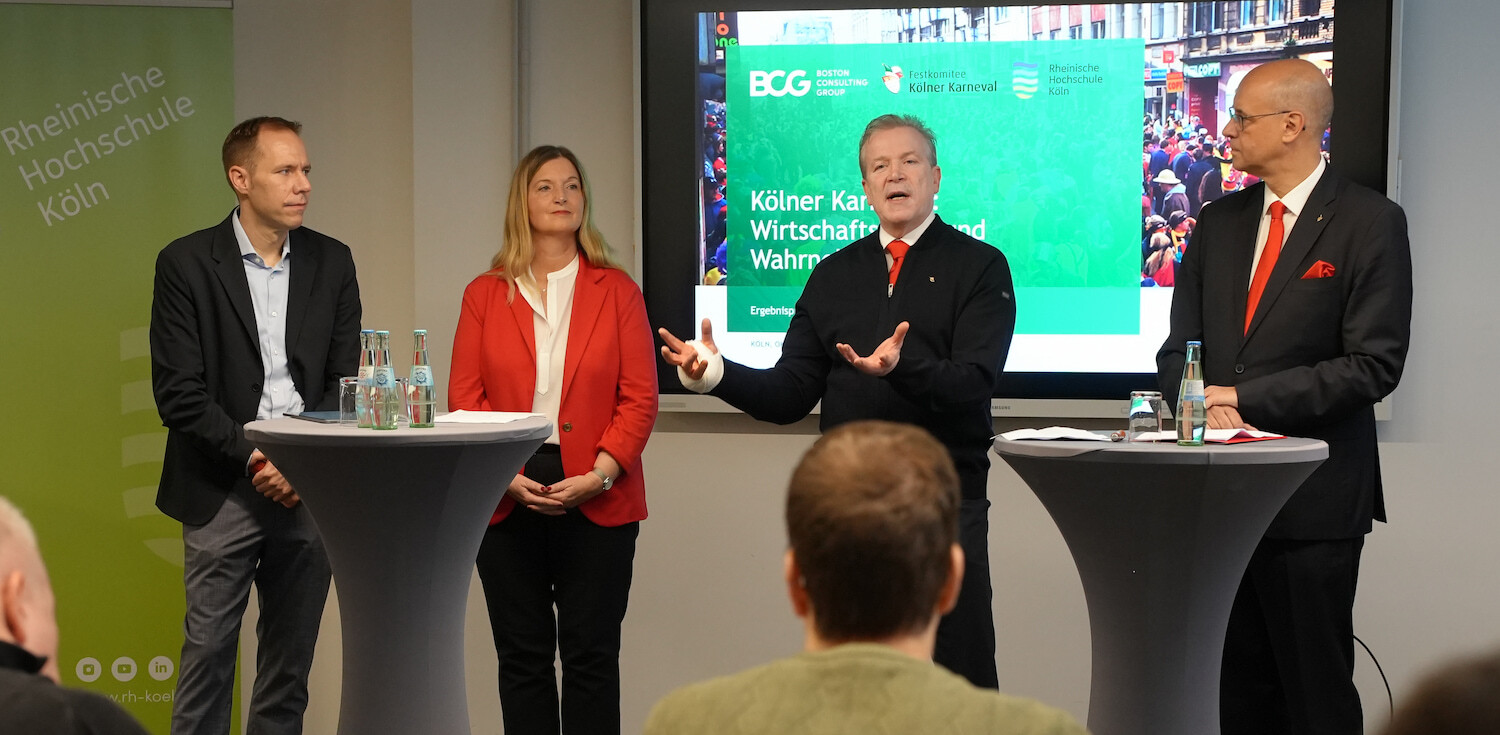 v.l.n.r.: Dr. Dennis Utzerath (BCG), Prof. Dr. Silke Schönert (RH), Christoph Kuckelkorn (Festkomitee) stellen die Studie vor. Moderation: Michael Kramp (Festkomitee).