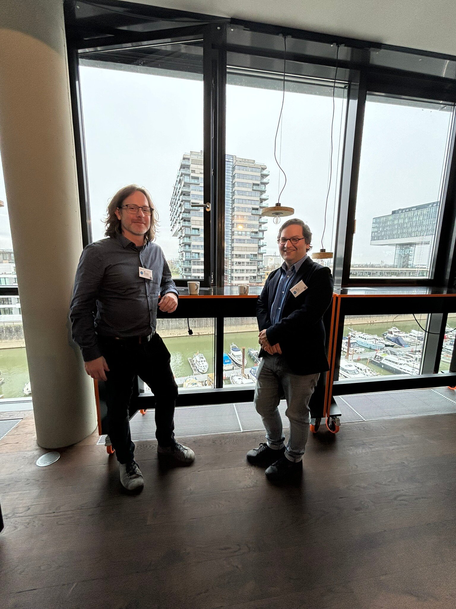 Eine Pause mit sagenhaftem Ausblick in den Rheinauhafen genießen Prof. Dr. Sebastian Schiebahn und Prof. Dr. Bugra Turan (rechts) – Fachbereich Ingenieurwesen. 