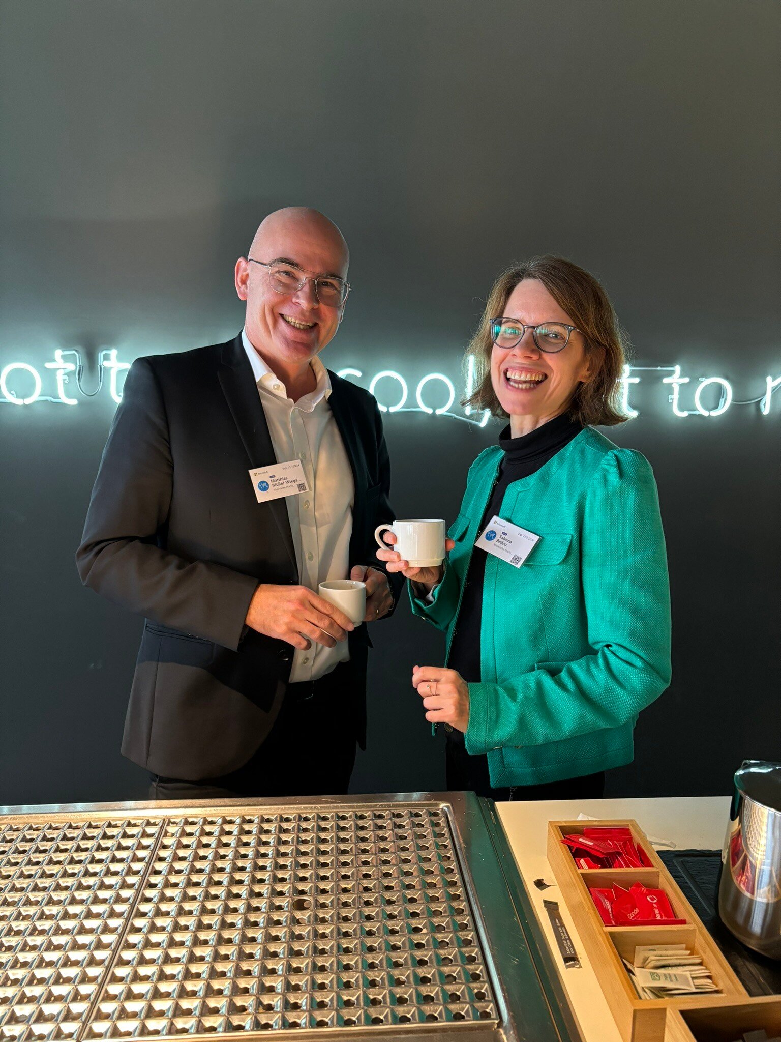 Während der Pausen war viel fachlicher und persönlicher Austausch möglich: Prof. Dr. Matthias Müller-Wiegand, Fachbereichsleiter Wirtschaft, Psychologie & Recht und Sabrina Bellen, Leiterin der Studienberatung. 