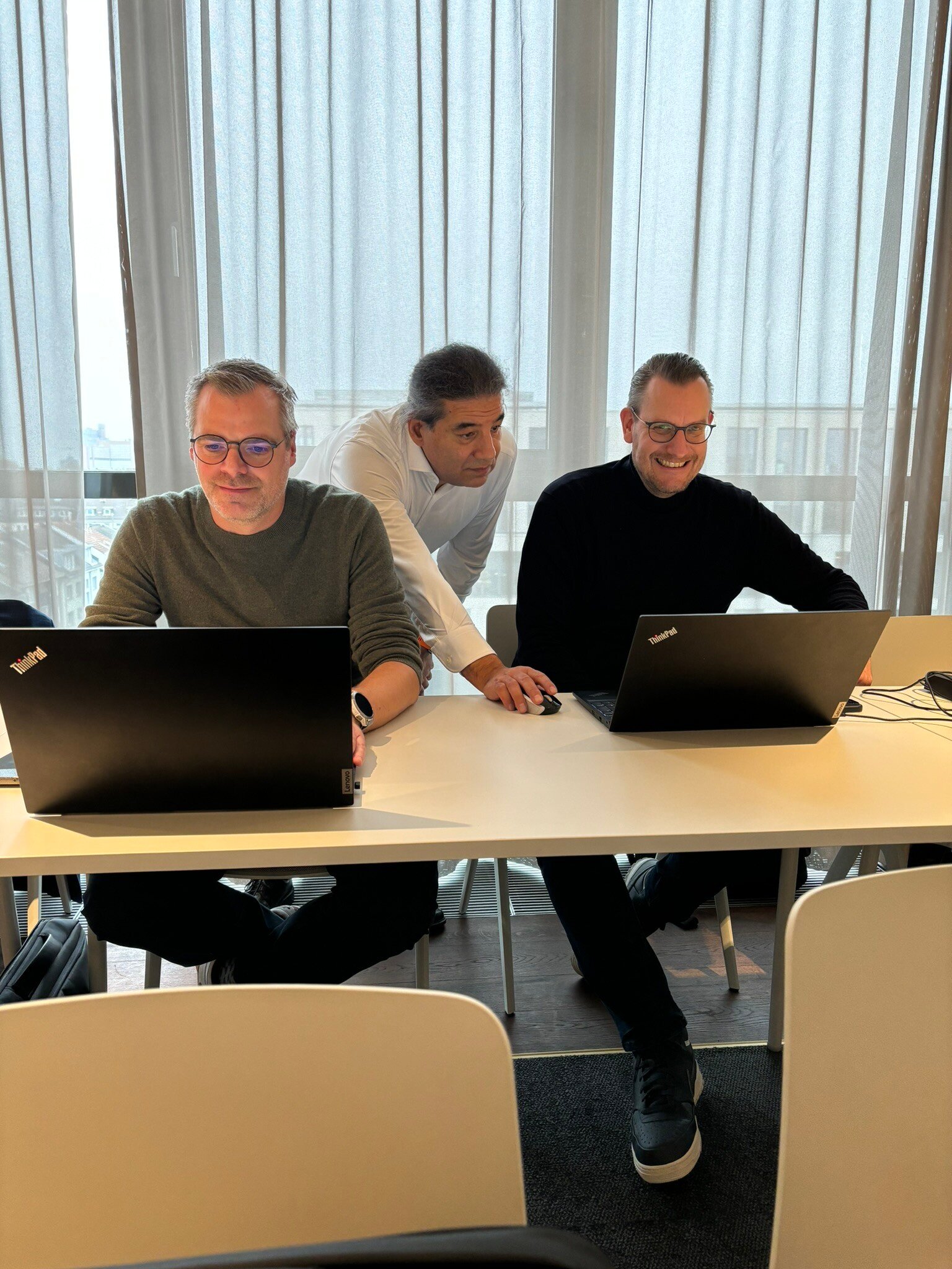 Praktische KI-Erfahrung: In Workshops konnten über 100 RH-Mitarbeitende KI-Anwendungen selbst testen. Auch Geschäftsführer und Kanzler Martin Topp (rechts) steigt tief ein in die Materie. 