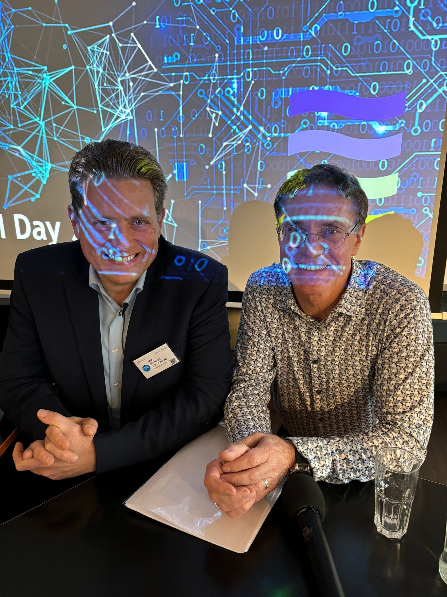 Freuen sich über die gelungene Veranstaltung: KI-Beauftragter Prof. Dr. Stephan Erlenkämper (links) und Initiator Prof. Dr. Friedel Mager (Vizepräsident Studium & Lehre)