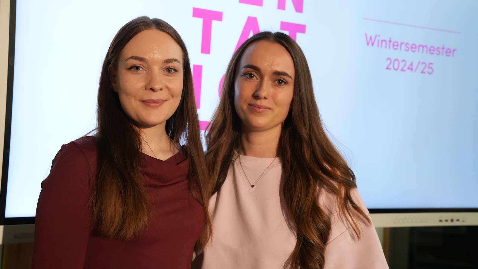 Zwei Studentinnen Lara und Larissa und moderierten den Abend