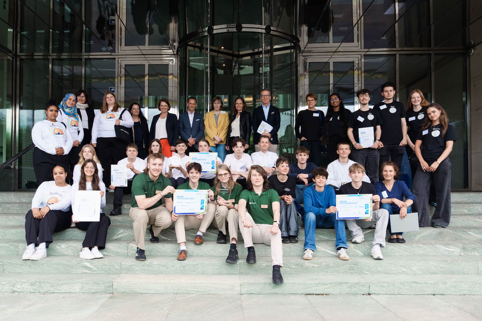 Gruppenfoto: Preisverleihung des IW JUNIOR Bundeswettbewerbs im Institut der deutschen Wirtschaft in Köln (IW), v. l. n. r. Miriam Reitz (Geschäftsführung IW JUNIOR), Prof. Dr. Claudia Bornemeyer (Präsidentin RH)