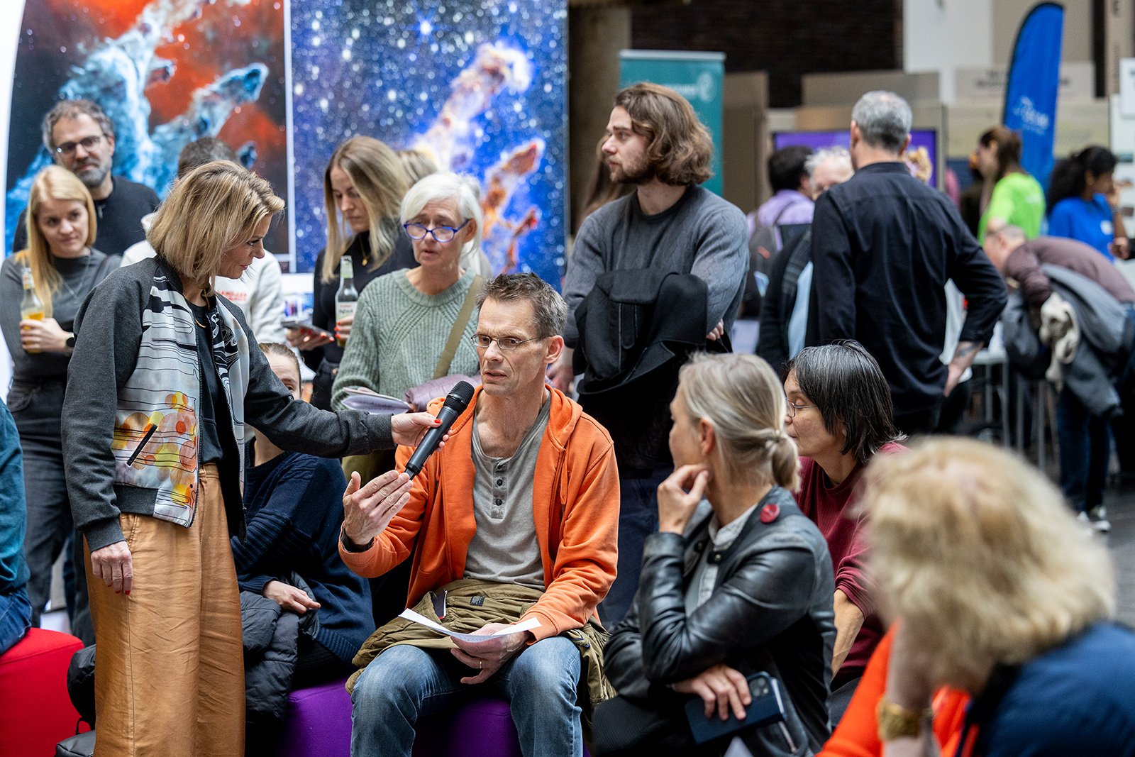 Der Speakers Corner zog viele Menschen an. Ein Dialog mit Wissenschaftler:innen war auch hier willkommen. (Foto: Michael Bause/KWR)