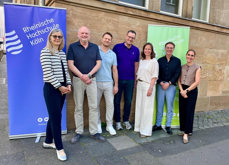 Wir freuen uns über die Veröffentlichung des Hochschulentwicklungsplans 2026-2031! v. l. n. r. Cornelia Helmstedt (Senior Manager Start-ups & Alumni), Prof. Dr. Thomas Barth (Vizepräsident Portfolio & Internationales), Christoph Heinrich (Geschäftsbereichsleiter Organisationsentwicklung, IT und Marketing), Prof. Dr. Claudia Bornemeyer (Präsidentin), Prof. Dr. Friedel Mager (Vizepräsident Studium & Lehre), Dr. Katrin Ritzerfeld (Chief of Staff) sowie nicht im Bild: Prof. Dr. Susanne Rosenthal (Vizepräsidentin Forschung & Transfer). Projektleitung: Dr. Katrin Ritzerfeld und Cornelia Helmstedt