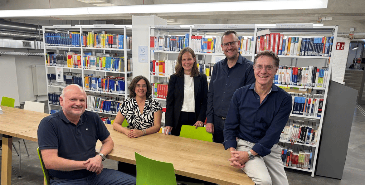 Foto: v. l. n. r. Prof. Dr. Thomas Barth, Prof. Dr. Susanne Rosenthal, Prof. Dr. Claudia Bornemeyer, Martin Topp, Prof. Dr. Friedel Mager