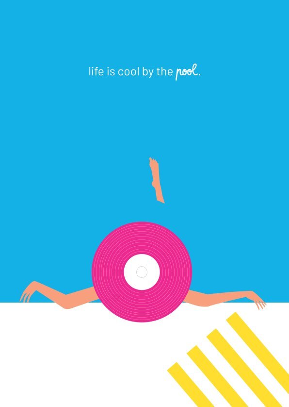 Blauer Hintergrund mit weißem rand unten. Blick auf gemalte Frau mit pinkem Sonnenhut von oben und ausgestreckten Armen, oben zentriert steht "life is cool by the pool".