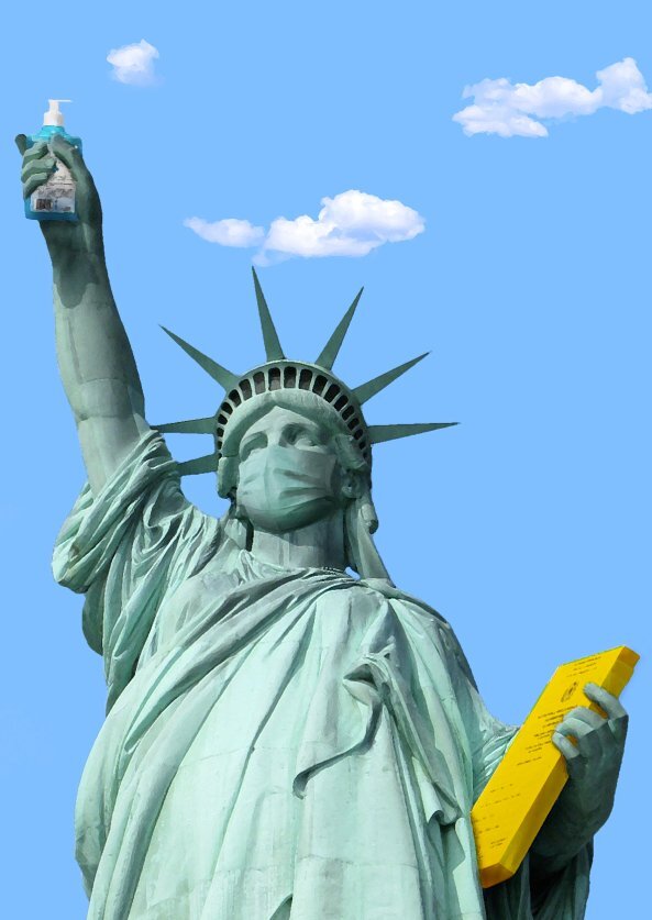 Freiheitsstatue mit Maske, hält Desinfiktionsmittel in dem ausgestreckten Arm. und ein gelbes Buch in der anderen