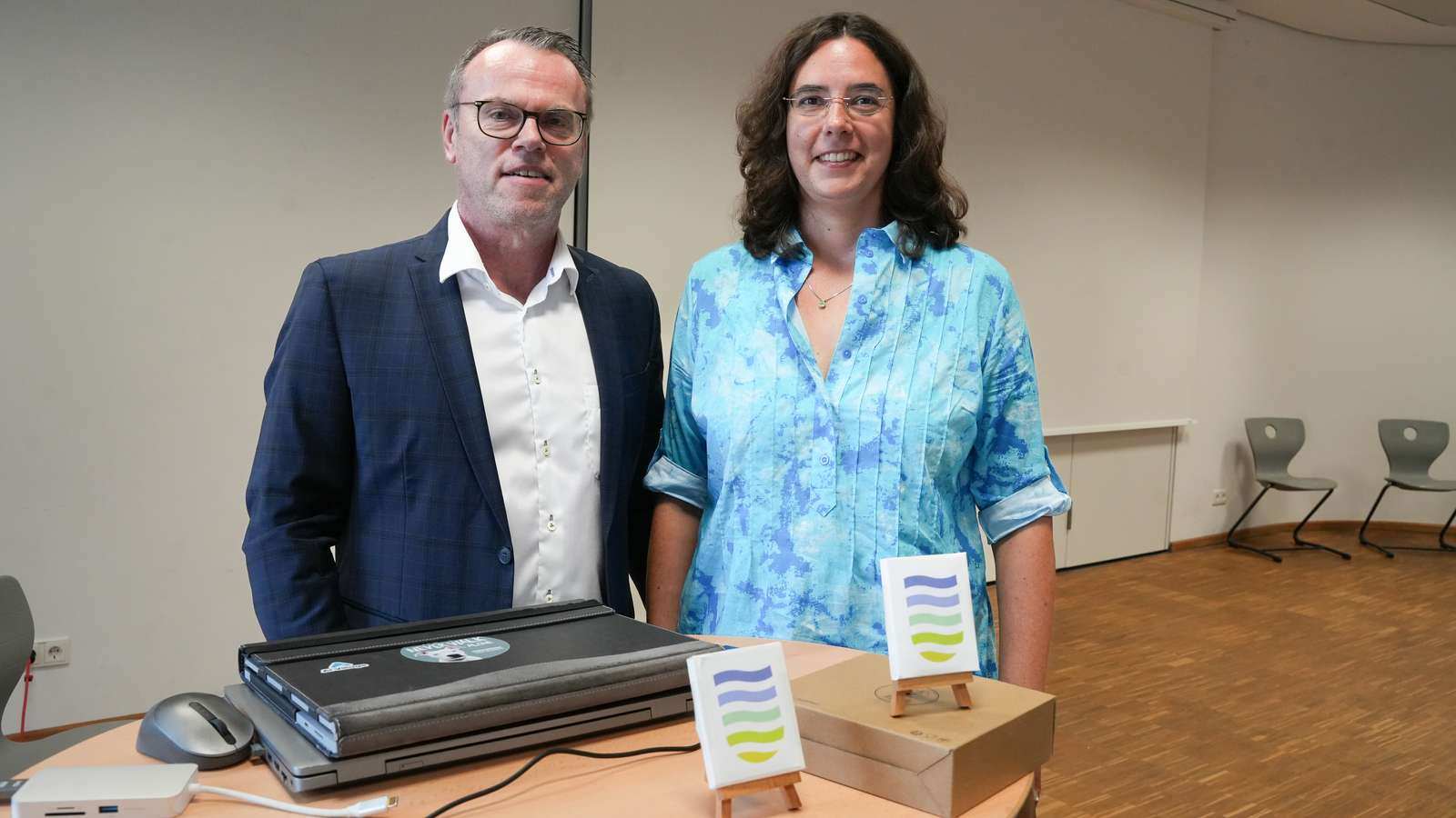 Prof. Dr. Eckhard Koch, kommissarischer Präsident der FHDW Paderborn und Prof. Dr. Susanne Rosenthal, Vizepräsidentin Forschung und Transfer der RH Köln