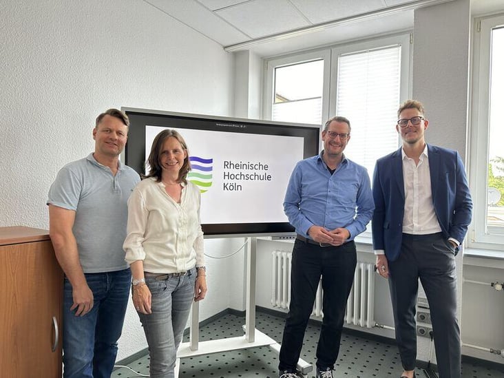 Foto Die Zusammenarbeit ist besiegelt.V. l. n. r.: Christoph Heinrich, Claudia Bornemeyer, Martin Topp (RH) und Pascal Heinrichs von MeinBafög